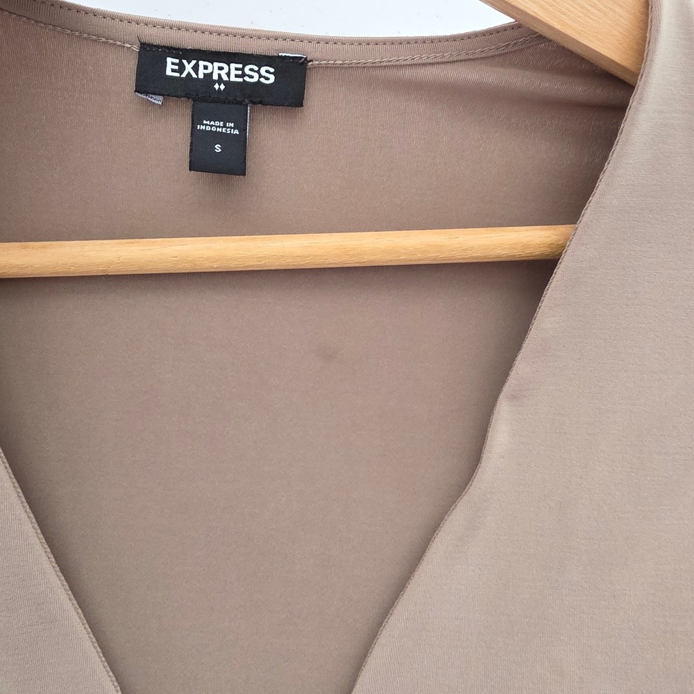 Express V-Neck Top Women Size S Taupe Good Short Sleeve Spandex Stretch Tee - Picture 10 of 10